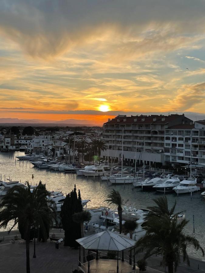 Appartement Magnifique Vue Sur Le Canal Et La Mer D'Емпуриабрава Екстериор снимка